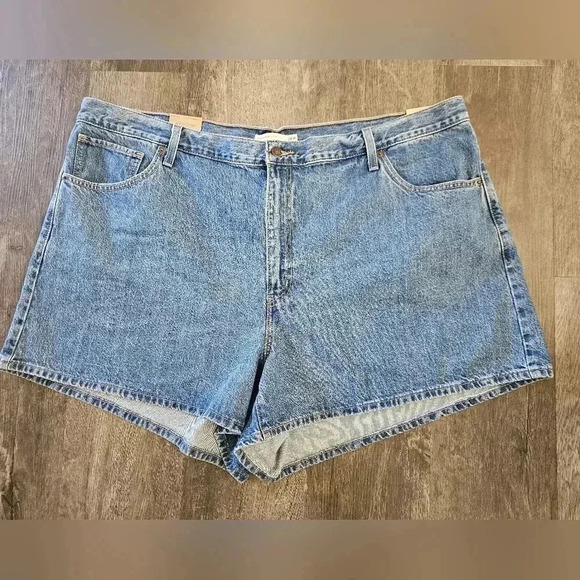 NWT Levi's High Waisted Mom Denim Shorts Size 26W - Picture 2 of 7